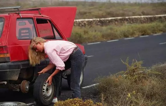 汽車爆胎怎么辦？你應(yīng)該知道的換胎知識！