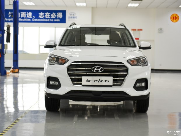 車尾部采用了分層式的設(shè)計(jì)，特別是碩大的裝飾板同樣營造出“硬派”的感覺，此外隱藏式的排氣管使尾部看起來很飽滿。