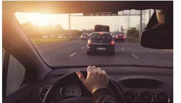 假如你開車時爆胎了，你知道該怎么打方向盤嗎？多學(xué)點 沒壞處！